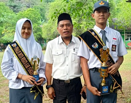 Kepala SMAS Semen Tonasa Menyerahkan Trophy Dan Piagam Kepada Siswa